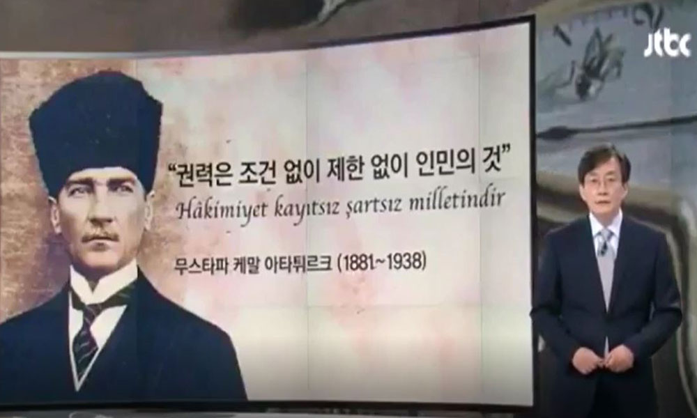 Güney Kore’de spiker Atatürk’e saygıdan haberi ayakta sundu