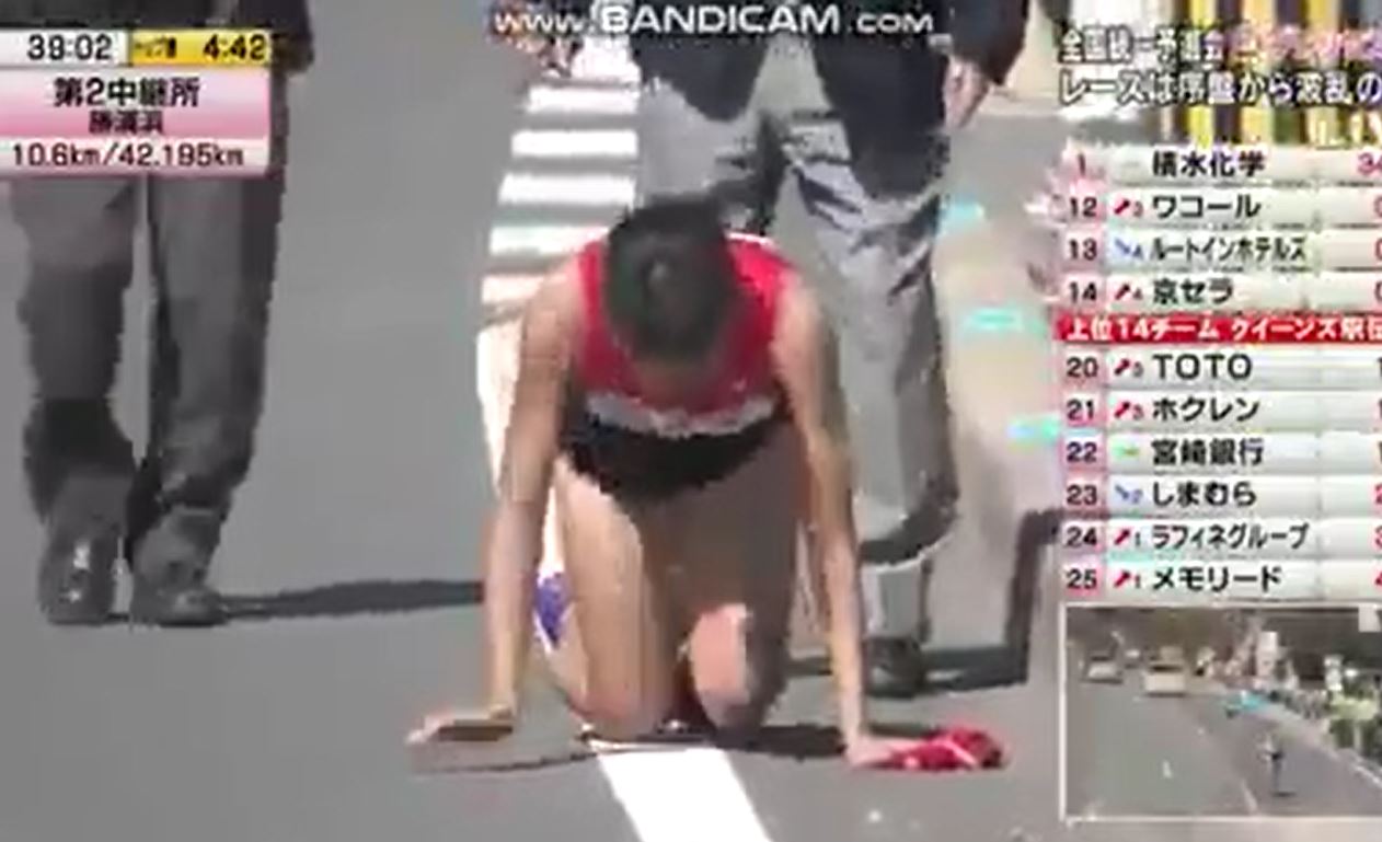 Japon koşucunun azmi: Kırık ayakla dizlerinin üstünde serisini tamamladı