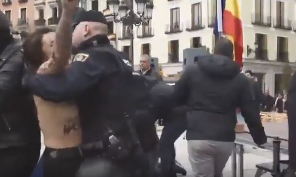 Faşistler kendilerini protesto eden Femen üyelerine saldırdı