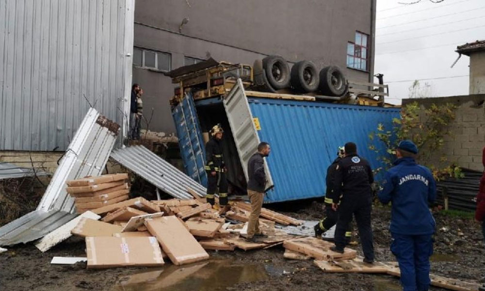 Fabrikada konteyner faciası: 2 işçi öldü, 1’i ağır yaralı