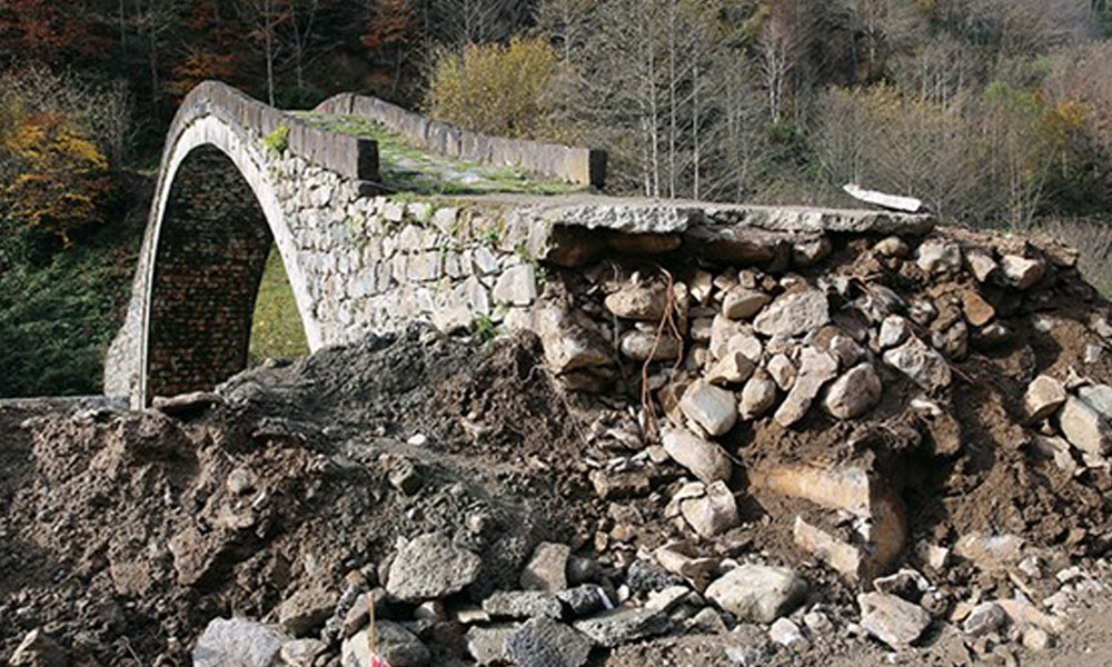 300 yıllık tarihi köprü yol çalışmalarında hasar gördü