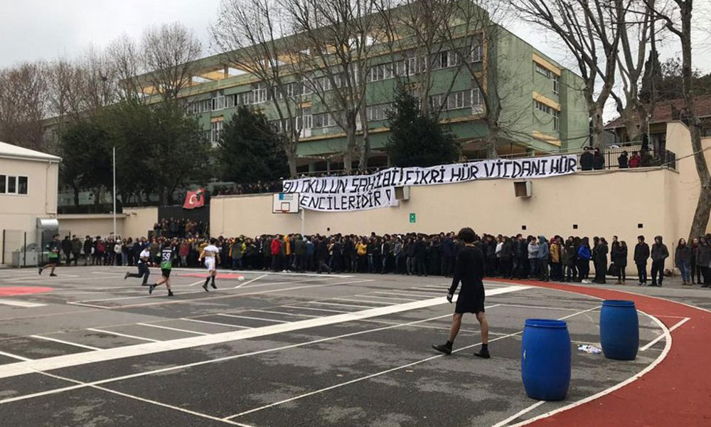 Hadis halkası çağrısı! Kadıköy Anadolu Lisesi’nde öğrencilerden, okul yönetimine protesto