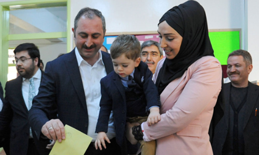 5 yıllık memuriyetini izinle geçiren Adalet Bakanı Gül’ün eşi Saray’a atandı
