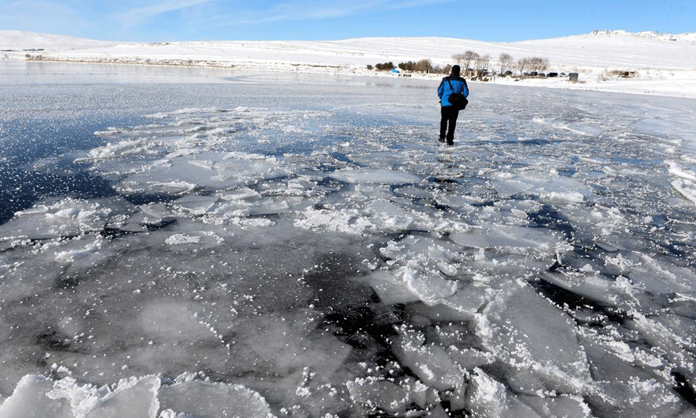Doğu Anadolu’nun en büyük ikinci gölü dondu