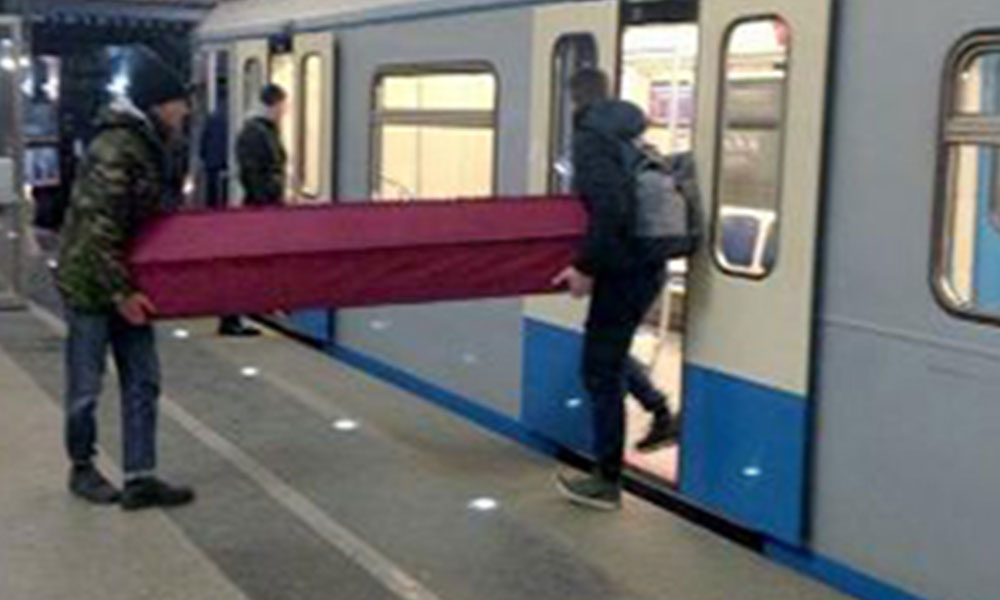 Cenazeyi metro ile taşıdılar