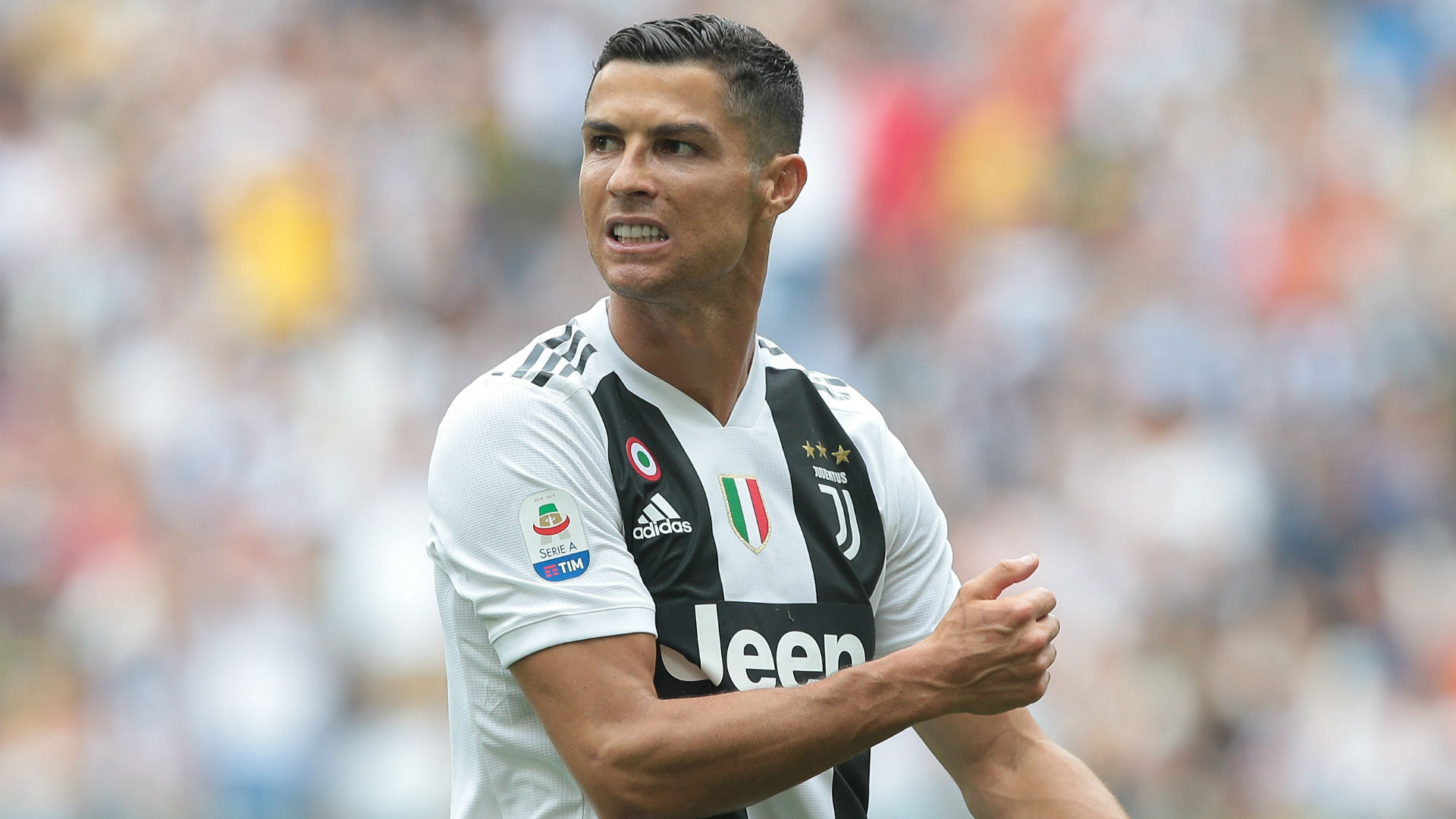 Seyircisiz oynanan maçta Ronaldo ‘taraftarları’ selamladı
