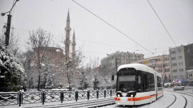 Eskişehir’de kar, kenti beyaza bürüdü