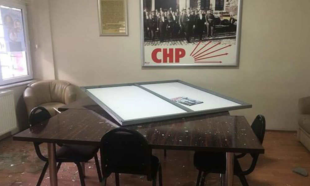 Kayseri’de CHP il binasına saldırı düzenlendi!