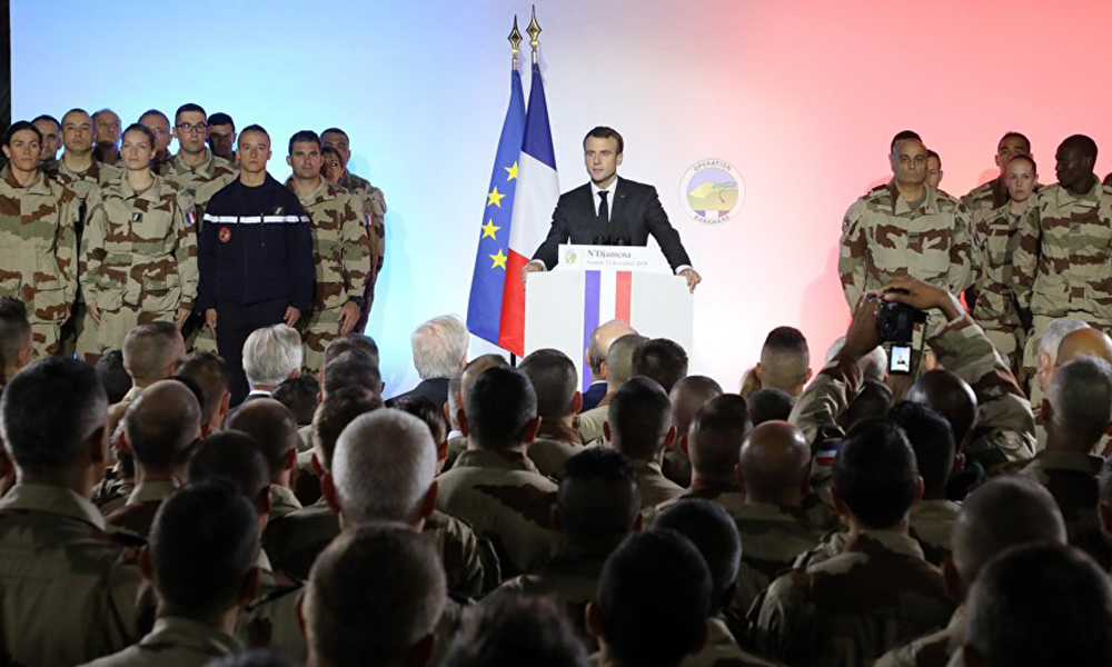 Macron’un yanındaki Fransız asker canlı yayında bayıldı