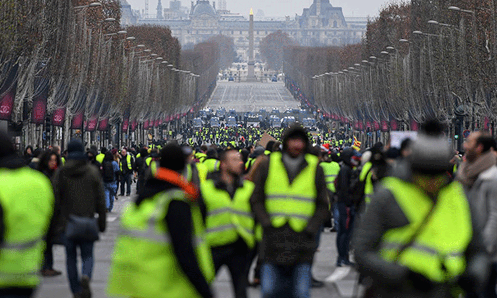Paris sokakları yine karıştı, 57 gözaltı
