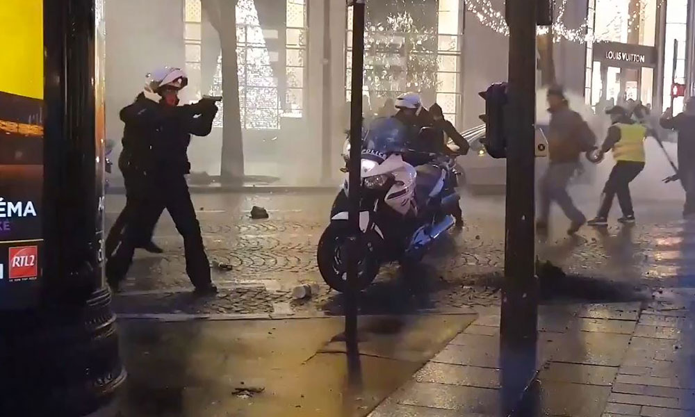 Paris’ten acayip görüntüler: Fransız polisi silah çekti