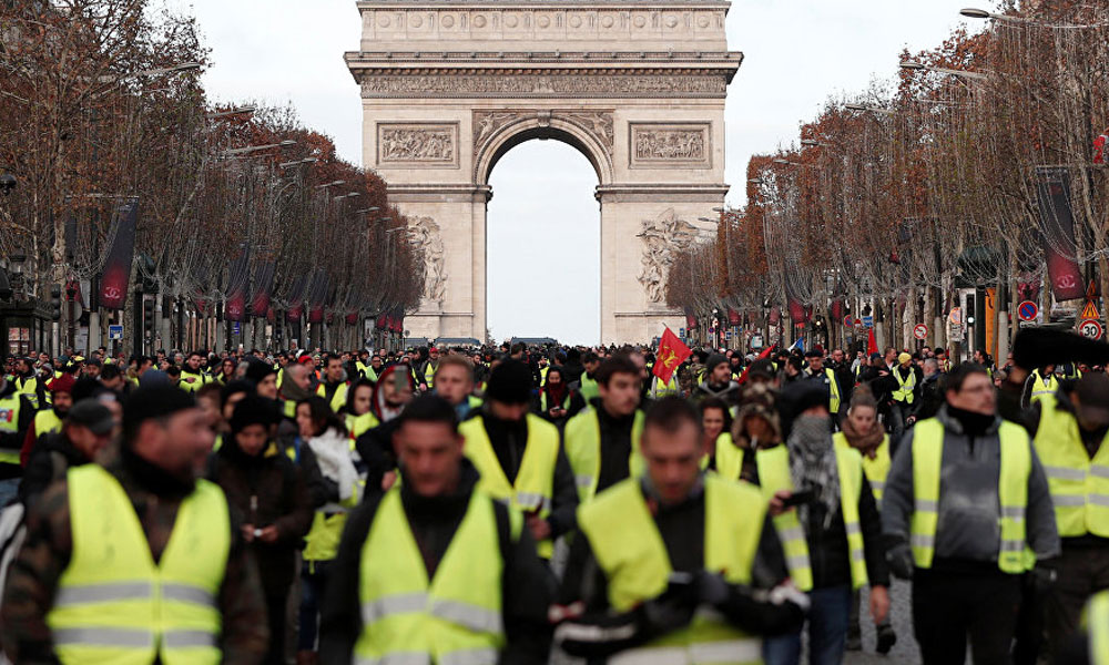 Paris’te ‘sarı yelekliler’ yine sokakta