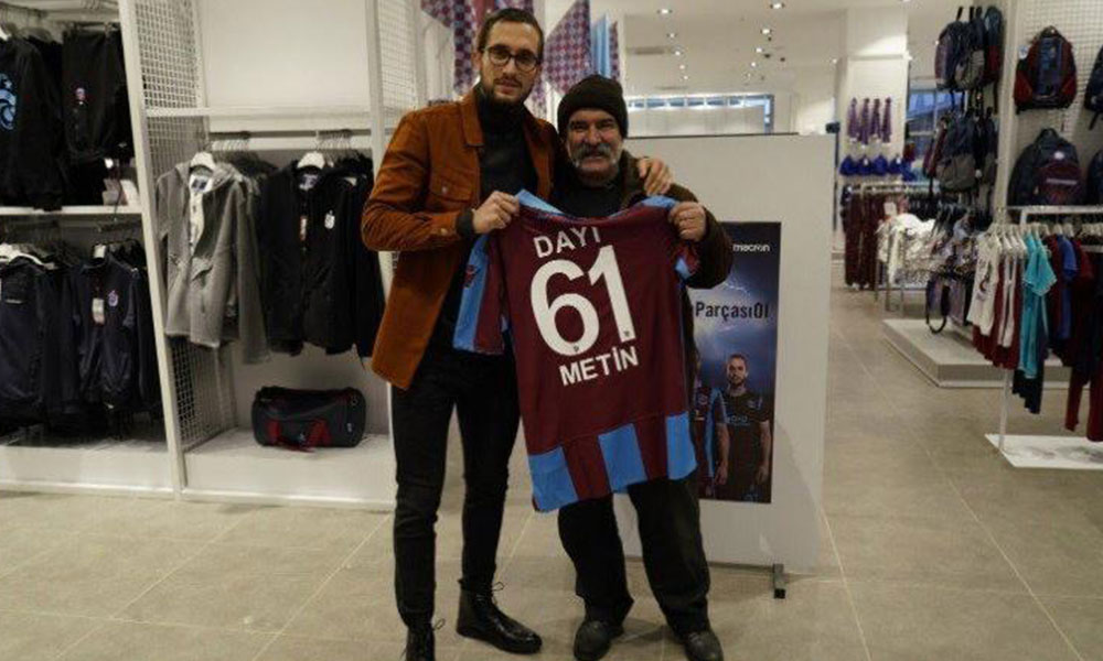 Yusuf Yazıcı, posteri ile konuşan Trabzonspor taraftarı ile buluştu