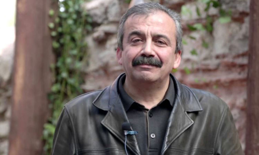 Sırrı Süreyya Önder cezaevine teslim oldu: Barış ve demokrasi kazanacak