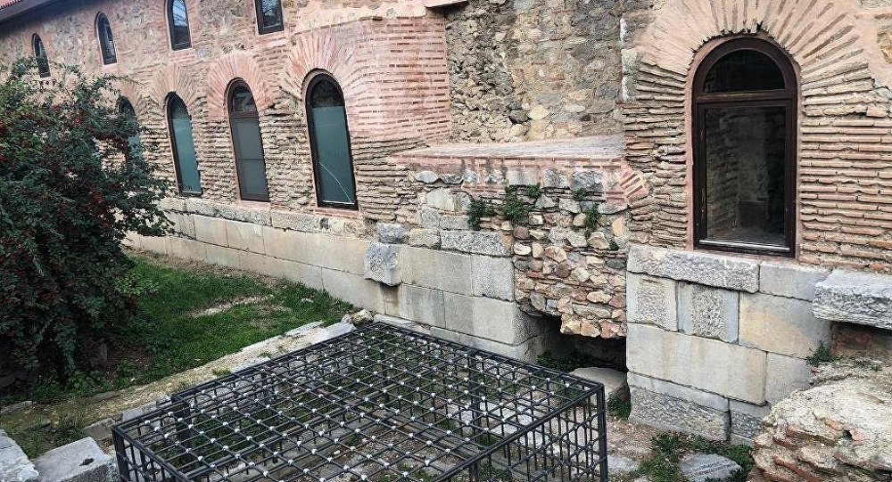 Demir kafesle kapatılan Bizans mozaiği çöplüğe döndü
