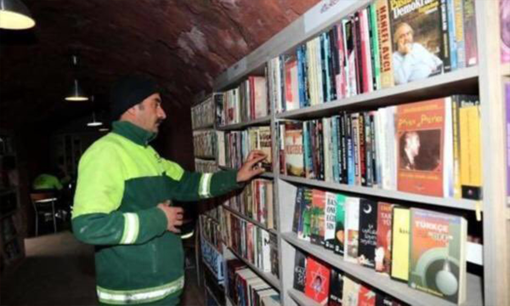 Temizlik İşçilerinin Kütüphanesinde 25 Bin Kitap Oldu