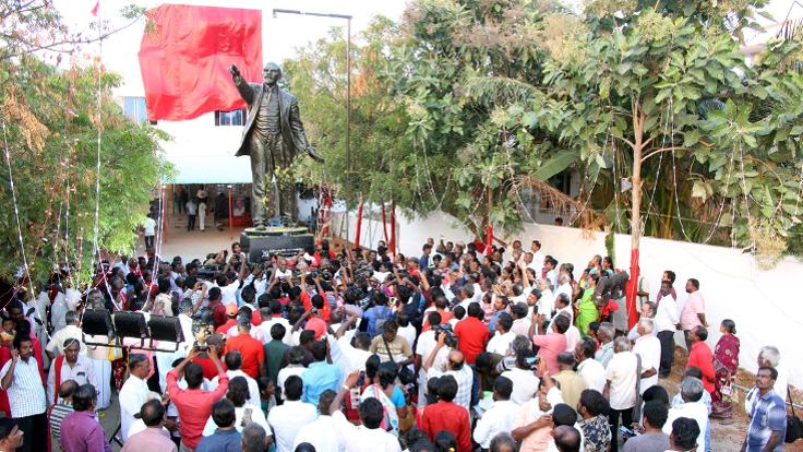 Hindistan’da 3 buçuk metrelik Lenin heykeli dikildi!