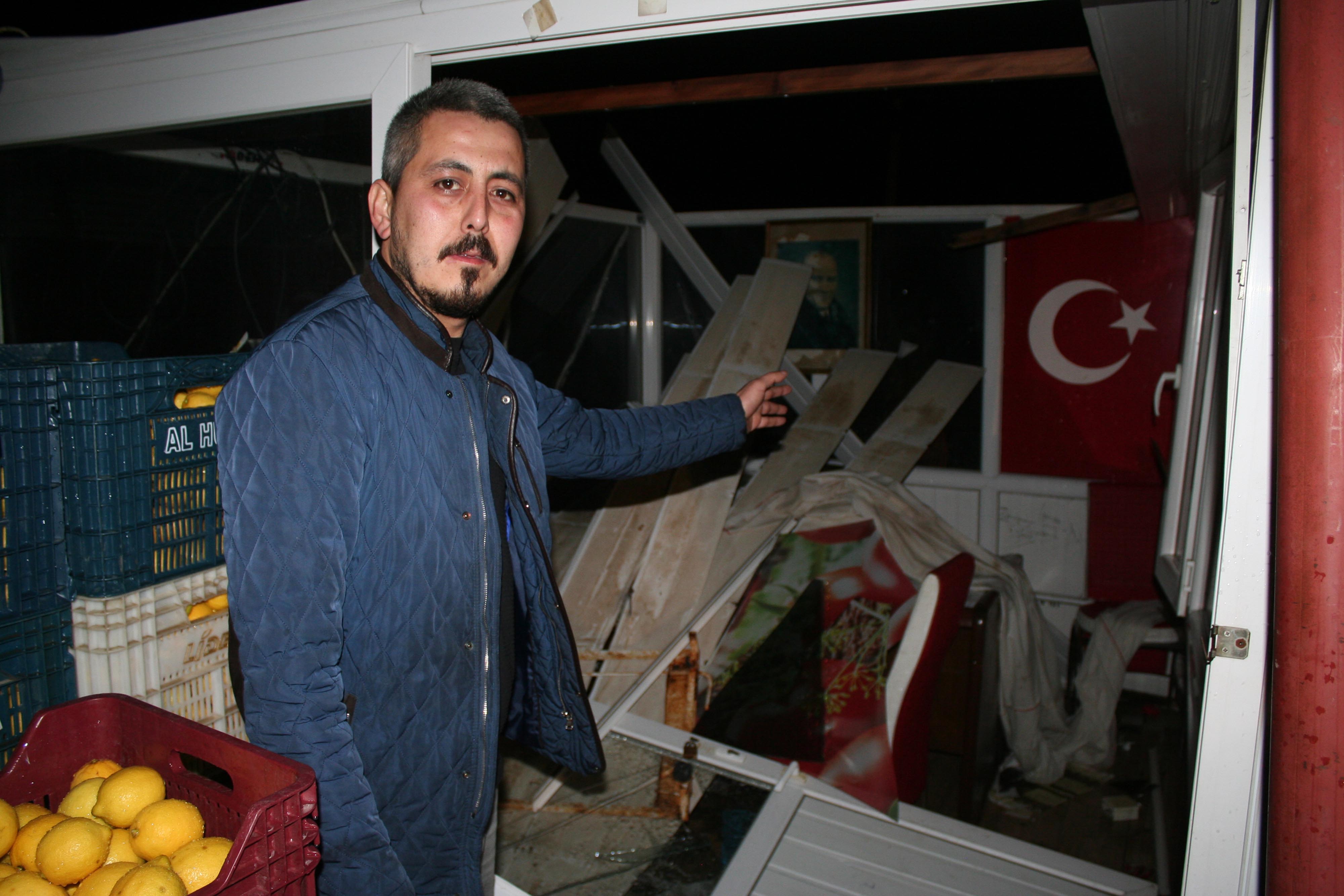 Mersin’de hortum, evlerin çatısını uçurdu, elektrik direklerini devirdi