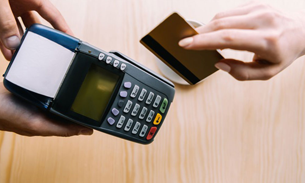 Kasiyer, 1300 müşterinin kredi kartı bilgilerini ezberledi, internetten alışveriş yaptı