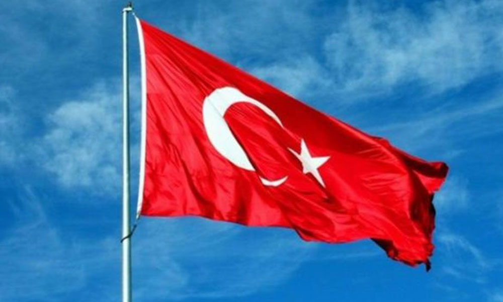 AKP’li isimden Türk bayrağına büyük saygısızlık!
