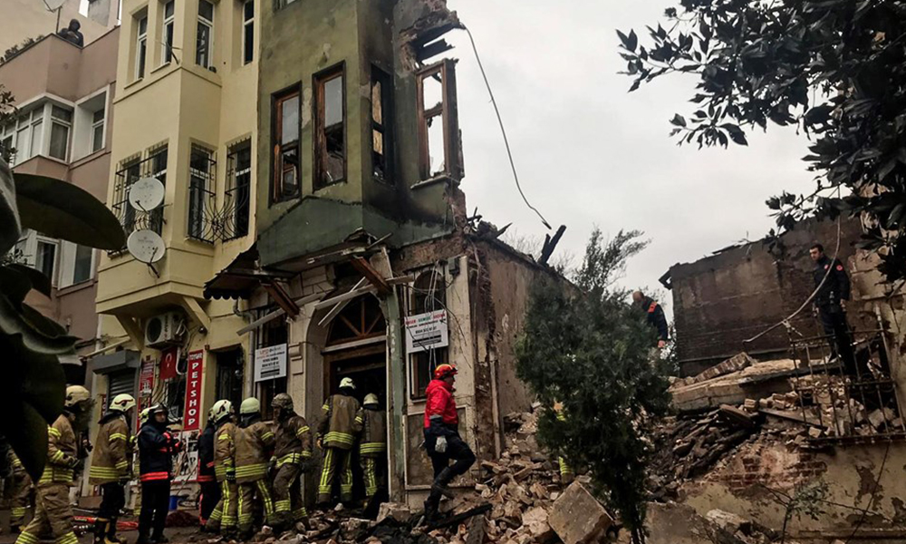 İstanbul Yedikule’de bina çöktü