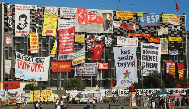 Erdoğan, yine Gezi’yi hedef aldı: AKM’ye teröristlerin resimlerini astılar