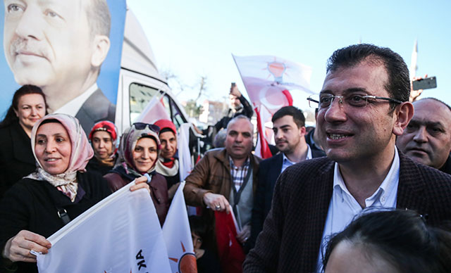 İmamoğlu’ndan AKP standına ziyaret