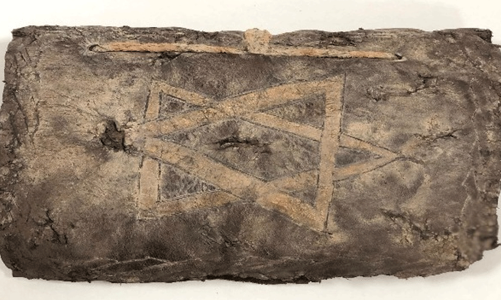 Diyarbakır’da deri üzerine altın yazmalı 1200 yıllık İncil ele geçirildi