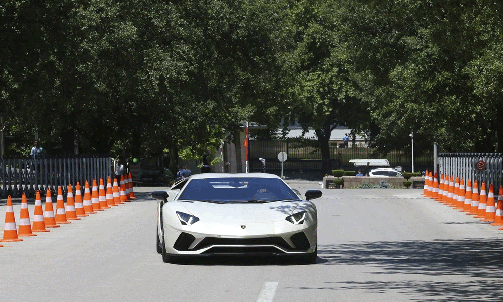 Sofuoğlu, Lamborghini’sini bakın nereye park etti!