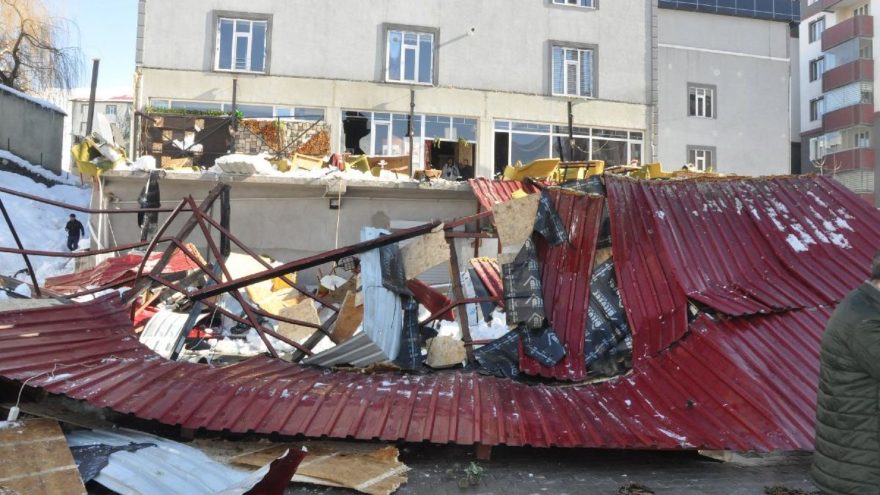 Bitlis’te kafenin teras çatısı çöktü: Ölü ve yaralılar var