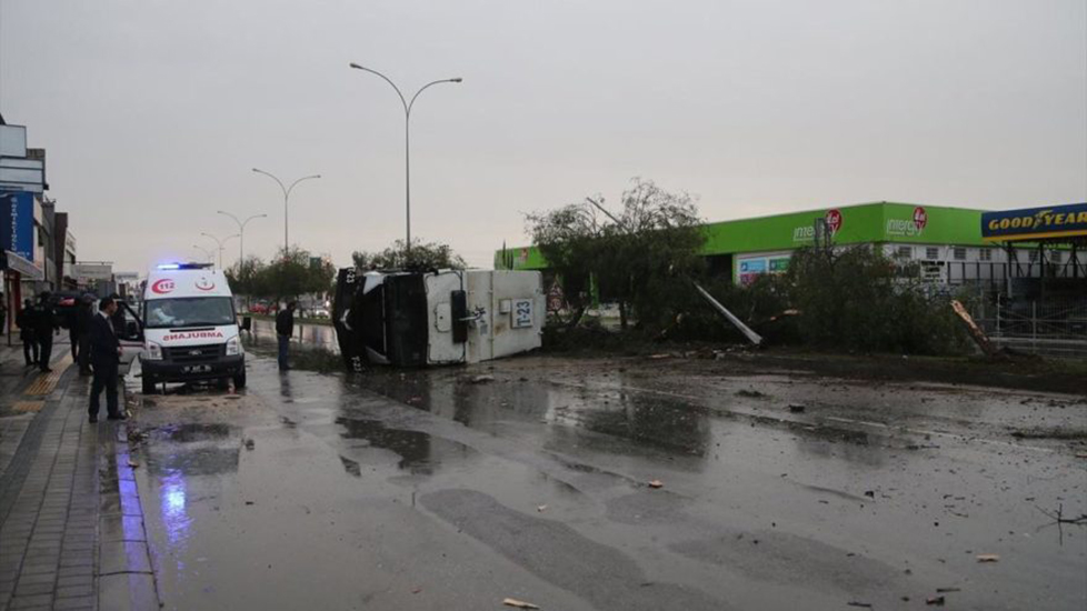 Adana’da TOMA kazası: Ağaçları devirip, karşı şeride geçti