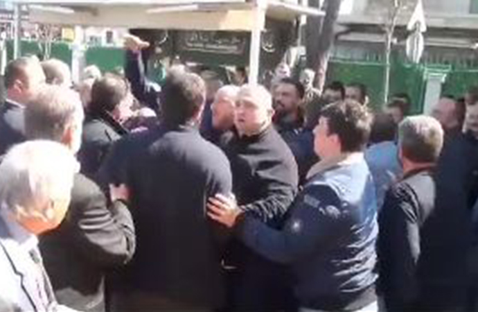 ‘Burası bizim camimiz’ diyen AKP’liler vatandaşa saldırdı