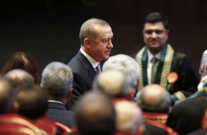 Erdoğan’a hakarete beraat kararı veren hakim sürüldü