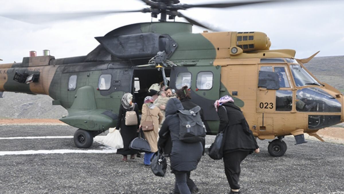 Oy pusulaları askeri helikopterle taşındı