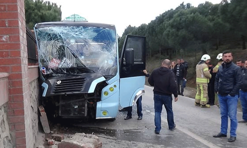Maltepe’de yolcu minibüsü duvara çarptı: Yaralılar var