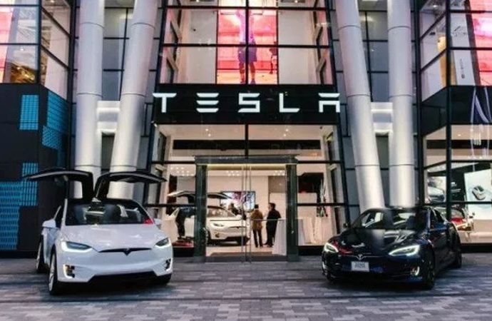 Tesla fiyatlarını arttırmaya karar verdi