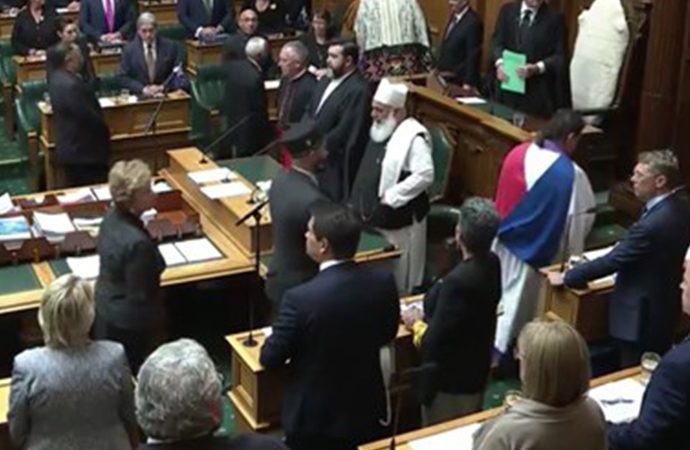Yeni Zelanda’da Meclis Kuran-ı Kerim okunarak açıldı