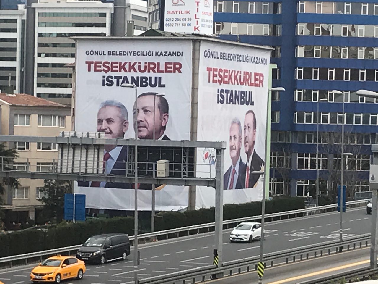 AKP’nin tepki çeken ‘teşekkür’ pankartları yeniden asıldı