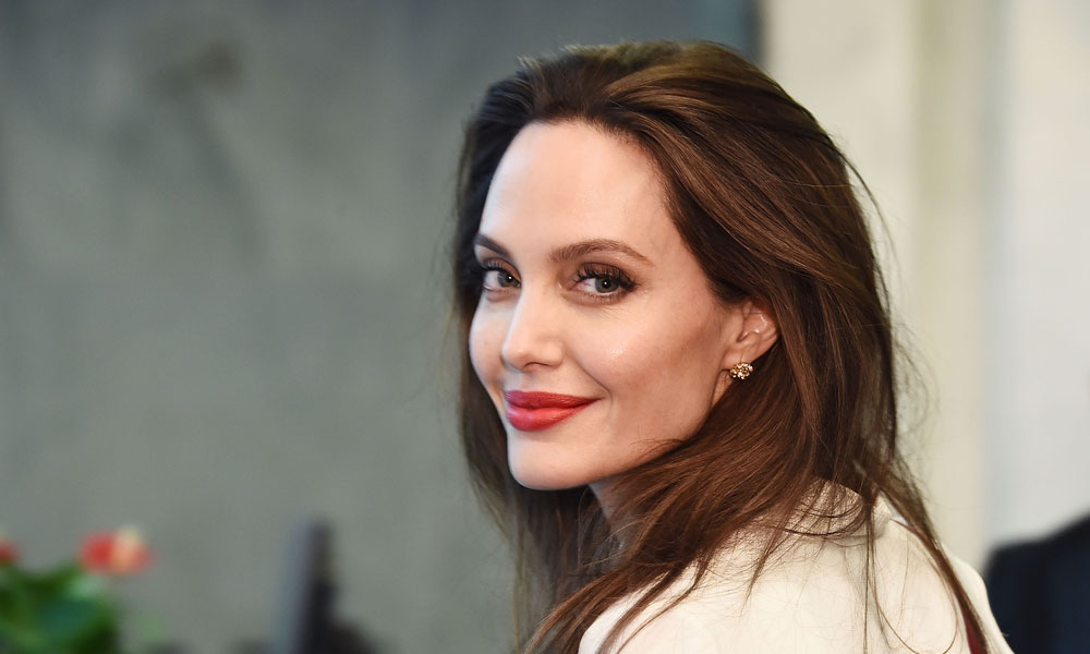Angelina Jolie soyadını değiştirdi