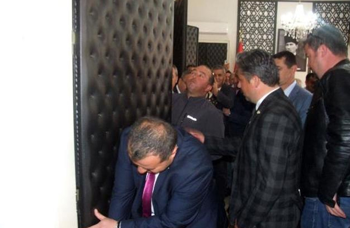 CHP’li Başkan, makam odasının kapısını söktürdü: “Halkımız ile aramıza kapılar giremeyecek”