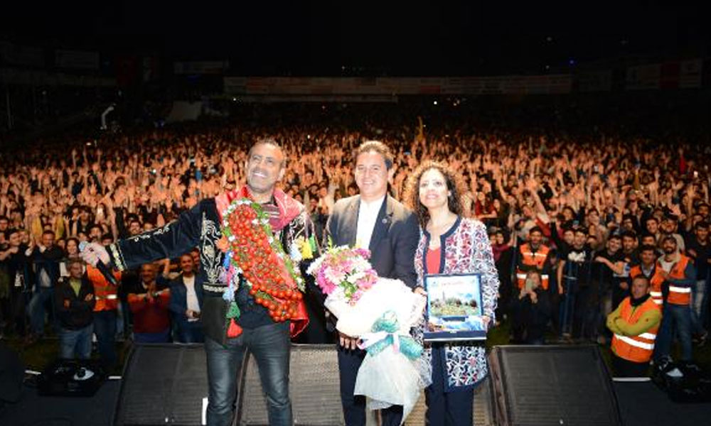 Haluk Levent, konserinde domates kralı seçildi
