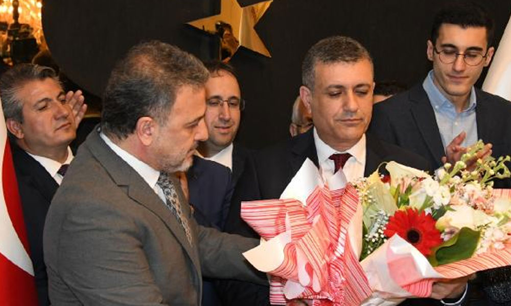 Esenyurt Belediye Başkanı Kemal Deniz Bozkurt mazbatasını aldı
