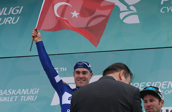Hollandalı sporcu podyuma Türk bayrağı ile çıktı