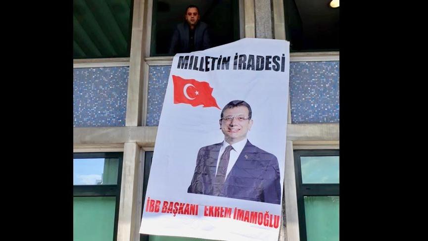 İBB binasında İmamoğlu fotoğrafıyla AKP’yi protesto