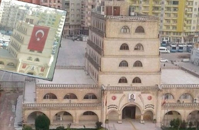 Kayyum, Kızıltepe Belediyesi’ndeki Türk bayrağını indirtti!