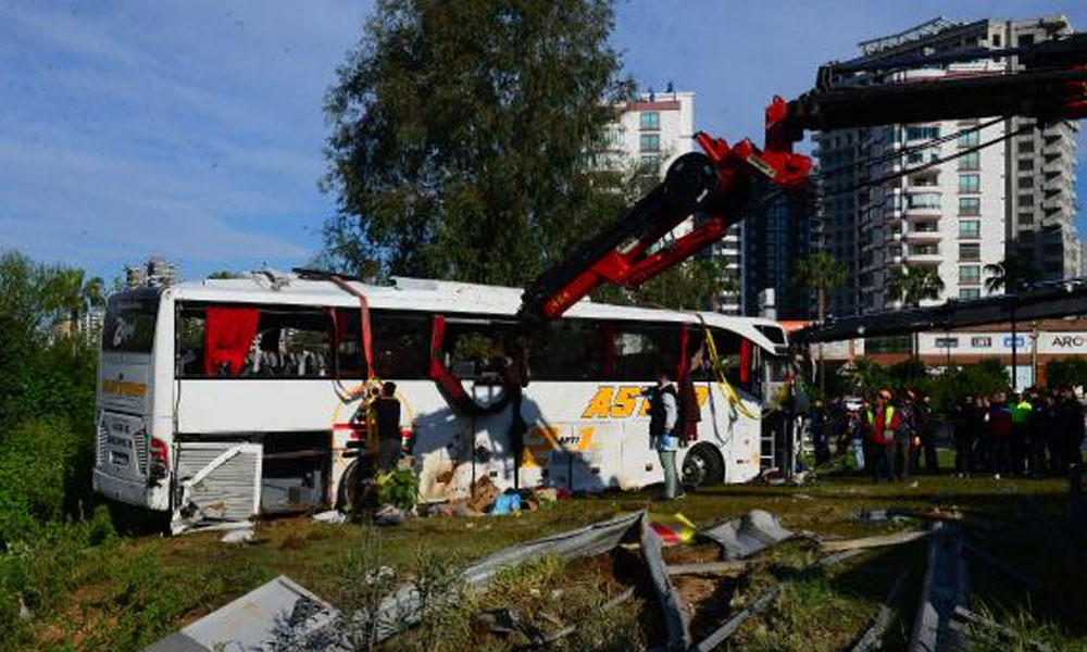 Yolcu otobüsü devrildi: 2 ölü, 29 yaralı