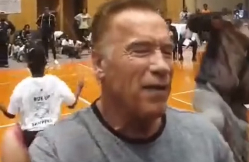 Arnold Schwarzenegger’e uçan tekmeli saldırı!