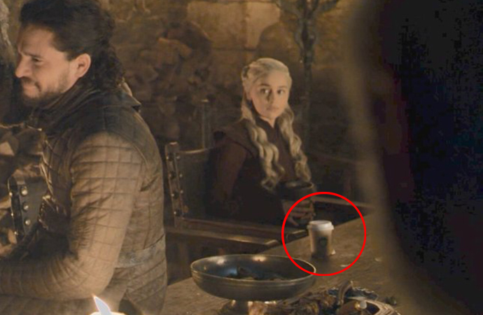 Game of Thrones’un yeni bölümünün sahnesinde ‘Starbucks bardağı’ unutuldu