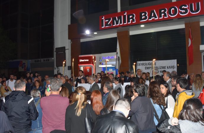 İzmir Barosu’nun YSK’nın İstanbul kararına ilişkin protestosu devam ediyor