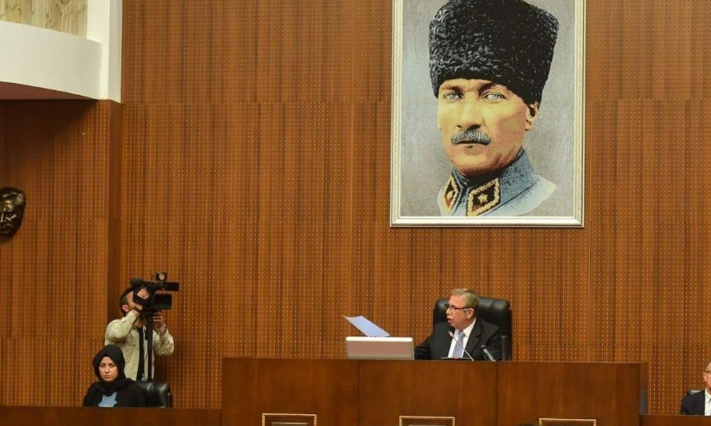 Mansur Yavaş, meclis salonunda Atatürk düzenlemesi